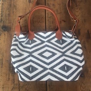 Embroidered handbag with pleather strap!